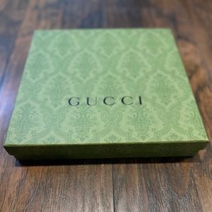 GUCCI: Authentic Gift box 📦 Sz: 10” L x 10” W x 1 3/4” H